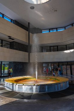 Karlovy Vary, 7 Eylül 2024: Çek Cumhuriyeti, Karlovy Vary 'de Sıcak Bahar No1 Colonnade.