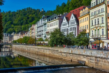 Karlovy Vary, Çek Cumhuriyeti, 7 Eylül 2024: Çek Cumhuriyeti 'nin Karlovy Vary kentindeki Tepla nehrine yansıyan renkli evler