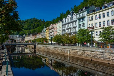 Karlovy Vary, Çek Cumhuriyeti, 7 Eylül 2024: Çek Cumhuriyeti 'nin Karlovy Vary kentindeki Tepla nehrine yansıyan renkli evler