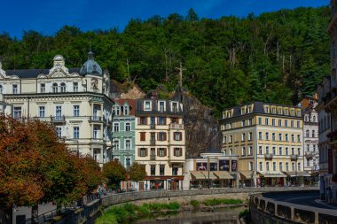 Karlovy Vary, Çek Cumhuriyeti, 7 Eylül 2024: Çek Cumhuriyeti 'nin Karlovy Vary kentindeki Tepla nehrine yansıyan renkli evler