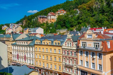 Karlovy Vary, Çek Cumhuriyeti, 7 Eylül 2024: Çek Cumhuriyeti Karlovy Vary gezinti alanında renkli evler