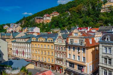 Karlovy Vary, Çek Cumhuriyeti, 7 Eylül 2024: Çek Cumhuriyeti Karlovy Vary gezinti alanında renkli evler