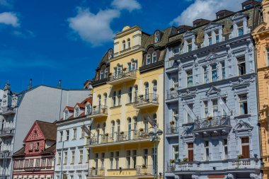 Karlovy Vary, Çek Cumhuriyeti, 7 Eylül 2024: Çek Cumhuriyeti Karlovy Vary gezinti alanında renkli evler