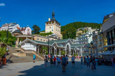 Karlovy Vary, 7 Eylül 2024: Çek Cumhuriyeti, Karlovy Vary 'de saray kulesi ve pazar sütunları.