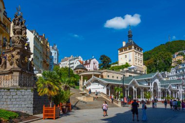 Karlovy Vary, 7 Eylül 2024: Çek Cumhuriyeti, Karlovy Vary 'de saray kulesi ve pazar sütunları.