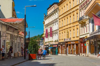 Karlovy Vary, Çek Cumhuriyeti, 7 Eylül 2024: Çek Cumhuriyeti Karlovy Vary gezinti alanında renkli evler