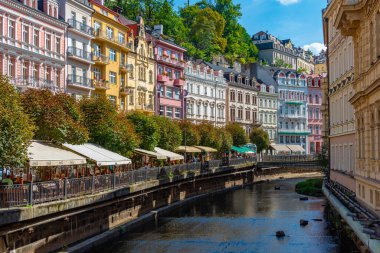 Karlovy Vary, Çek Cumhuriyeti, 7 Eylül 2024: Çek Cumhuriyeti Karlovy Vary gezinti alanında renkli evler