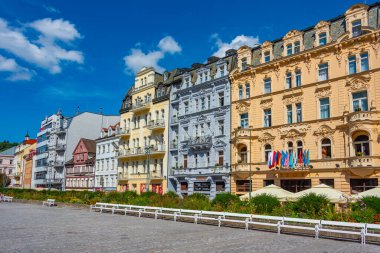 Karlovy Vary, Çek Cumhuriyeti, 7 Eylül 2024: Çek Cumhuriyeti Karlovy Vary gezinti alanında renkli evler
