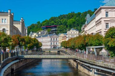 Karlovy Vary, 7 Eylül 2024: Tepla Nehri Çek Cumhuriyeti 'nin Karlovy Vary merkezinden geçiyor.