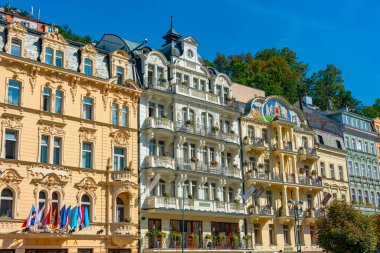 Karlovy Vary, Çek Cumhuriyeti, 7 Eylül 2024: Çek Cumhuriyeti Karlovy Vary gezinti alanında renkli evler