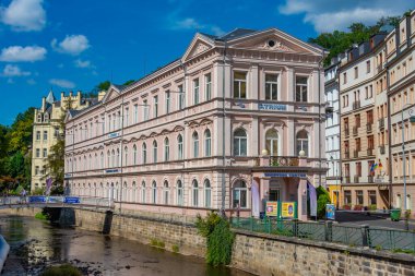 Karlovy Vary, 7 Eylül 2024: Tepla Nehri Çek Cumhuriyeti 'nin Karlovy Vary merkezinden geçiyor.