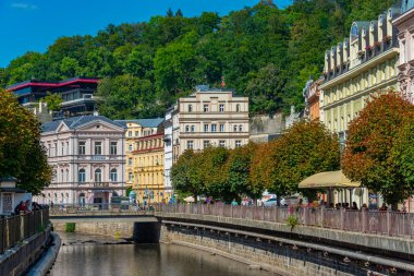 Karlovy Vary, 7 Eylül 2024: Tepla Nehri Çek Cumhuriyeti 'nin Karlovy Vary merkezinden geçiyor.