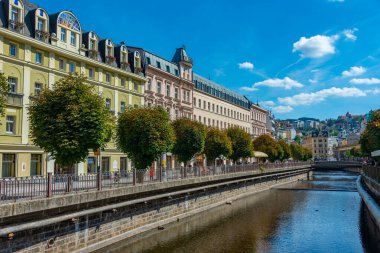 Karlovy Vary, 7 Eylül 2024: Tepla Nehri Çek Cumhuriyeti 'nin Karlovy Vary merkezinden geçiyor.