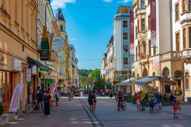 Karlovy Vary, Çek Cumhuriyeti, 7 Eylül 2024: Çek Cumhuriyeti 'nin Karlovy Vary merkezindeki ticaret caddesi.