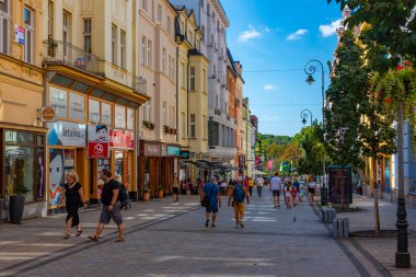 Karlovy Vary, Çek Cumhuriyeti, 7 Eylül 2024: Çek Cumhuriyeti 'nin Karlovy Vary merkezindeki ticaret caddesi.