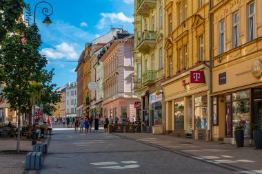 Karlovy Vary, Çek Cumhuriyeti, 7 Eylül 2024: Çek Cumhuriyeti 'nin Karlovy Vary merkezindeki ticaret caddesi.
