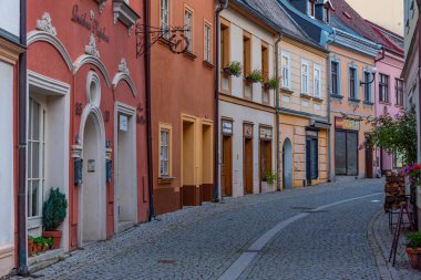 Madalyon, 7 Eylül 2024: Çek Cumhuriyeti 'nin merkezindeki renkli evler.
