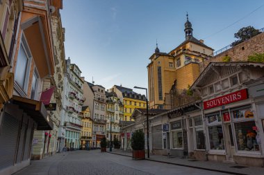 Karlovy Vary, Çek Cumhuriyeti, 8 Eylül 2024: Çek Cumhuriyeti Karlovy Vary gezinti alanındaki renkli evlerin gece manzarası