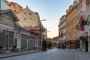 Karlovy Vary, Çek Cumhuriyeti, 8 Eylül 2024: Çek Cumhuriyeti Karlovy Vary gezinti alanındaki renkli evlerin gece manzarası