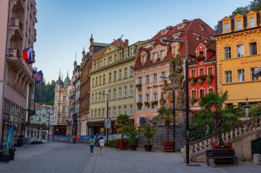 Karlovy Vary, 8 Eylül 2024: Çek Cumhuriyeti, Karlovy Vary gezinti güvertesinde kutsal üçlü birlik.