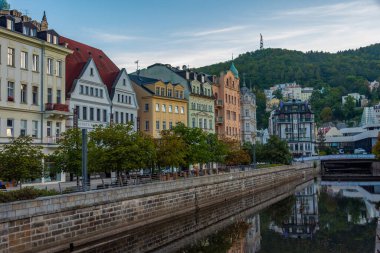 Karlovy Vary, Çek Cumhuriyeti, 8 Eylül 2024: Çek Cumhuriyeti 'nin Karlovy Vary kentindeki Tepla nehrindeki renkli evlerin gece manzarası