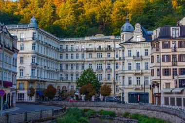 Karlovy Vary, 8 Eylül 2024: Çek Cumhuriyeti 'nin Karlovy Vary kentindeki Tepla Nehri' ne yansıyan Büyük Otel Köpeği.