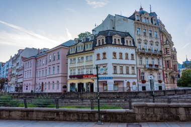 Karlovy Vary, Çek Cumhuriyeti, 8 Eylül 2024: Çek Cumhuriyeti 'nin Karlovy Vary kentindeki Tepla nehrindeki renkli evlerin gece manzarası