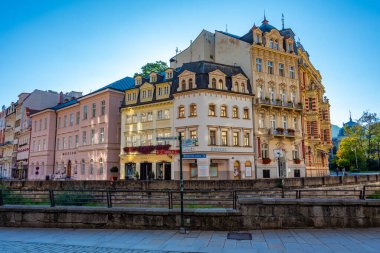 Karlovy Vary, Çek Cumhuriyeti, 8 Eylül 2024: Çek Cumhuriyeti 'nin Karlovy Vary kentindeki Tepla nehrindeki renkli evlerin gece manzarası