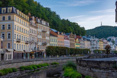 Karlovy Vary, Çek Cumhuriyeti, 8 Eylül 2024: Çek Cumhuriyeti 'nin Karlovy Vary kentindeki Tepla nehrindeki renkli evlerin gece manzarası