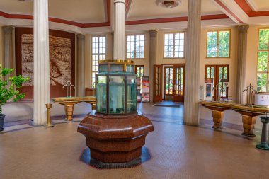 Frantiskovy Lazne, 8 Eylül 2024: Glauber Springs Salonu 'nun İçi - Dvorana Glauberovych övgü menüsü - Frantiskovy Lazne, Çek Cumhuriyeti