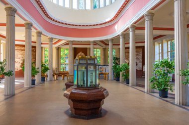 Frantiskovy Lazne, 8 Eylül 2024: Glauber Springs Salonu 'nun İçi - Dvorana Glauberovych övgü menüsü - Frantiskovy Lazne, Çek Cumhuriyeti