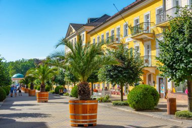 Frantiskovy Lazne, 8 Eylül 2024: Çek Cumhuriyeti 'nin Frantiskovy Lazne kentindeki ana caddede renkli evler.