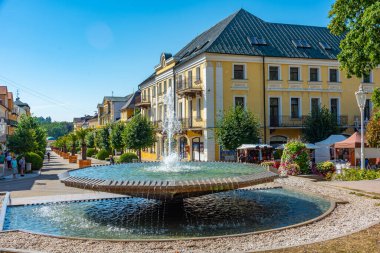 Frantiskovy Lazne, 8 Eylül 2024: Çek Cumhuriyeti 'nin Frantiskovy Lazne kentinin ana caddesindeki müzik pavyonunda çeşme.