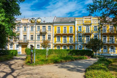 Frantiskovy Lazne, 8 Eylül 2024: Çek Cumhuriyeti 'nin Frantiskovy Lazne kentindeki ana caddede renkli evler.