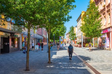 Cheb, Çek Cumhuriyeti, 8 Eylül 2024: Çek Cumhuriyeti 'nin merkezindeki ticaret caddesi.
