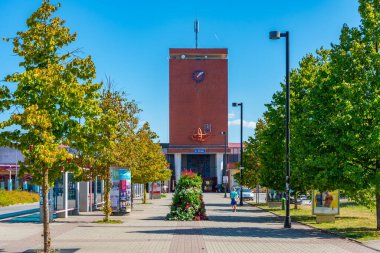Cheb, Çek Cumhuriyeti, 8 Eylül 2024: Cheb, Çek Cumhuriyeti 'ndeki ana tren istasyonunun panorama manzarası.