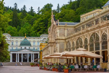 Marianske Lazne, Çek Cumhuriyeti, 8 Eylül 2024: Maxim Gorkij sütunları Marianske Lazne, Çek Cumhuriyeti.