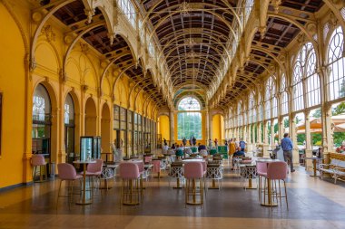 Marianske Lazne, Çek Cumhuriyeti, 8 Eylül 2024: Maxim Gorkij sütunları Marianske Lazne, Çek Cumhuriyeti.