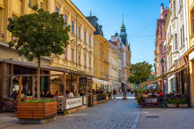 Pilsen, Çek Cumhuriyeti, 21 Eylül 2024: Çek Cumhuriyeti 'nin Pilsen merkezindeki ticaret caddesi.