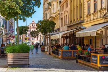Pilsen, Çek Cumhuriyeti, 21 Eylül 2024: Çek Cumhuriyeti 'nin Pilsen merkezindeki ticaret caddesi.