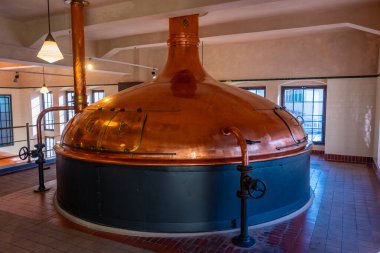 Pilsen, Çek Cumhuriyeti, 21 Eylül 2024: Pilsen, Çek Cumhuriyeti 'ndeki Pilsner Urquell bira fabrikasında bakır imal tankları.