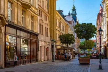 Pilsen, Çek Cumhuriyeti, 21 Eylül 2024: Çek Cumhuriyeti 'nin Pilsen merkezindeki ticaret caddesi.