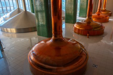 Pilsen, Çek Cumhuriyeti, 21 Eylül 2024: Pilsen, Çek Cumhuriyeti 'ndeki Pilsner Urquell bira fabrikasında bakır imal tankları.