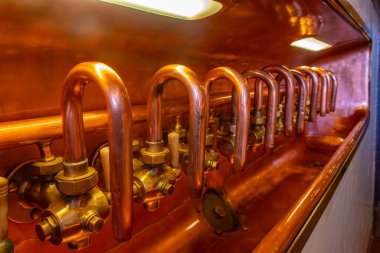 Pilsen, Çek Cumhuriyeti, 21 Eylül 2024: Pilsen, Çek Cumhuriyeti 'ndeki Pilsner Urquell bira fabrikasında bakır imal tankları.
