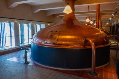 Pilsen, Çek Cumhuriyeti, 21 Eylül 2024: Pilsen, Çek Cumhuriyeti 'ndeki Pilsner Urquell bira fabrikasında bakır imal tankları.