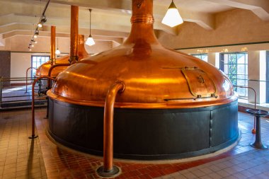 Pilsen, Çek Cumhuriyeti, 21 Eylül 2024: Pilsen, Çek Cumhuriyeti 'ndeki Pilsner Urquell bira fabrikasında bakır imal tankları.