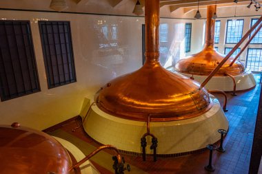 Pilsen, Çek Cumhuriyeti, 21 Eylül 2024: Pilsen, Çek Cumhuriyeti 'ndeki Pilsner Urquell bira fabrikasında bakır imal tankları.