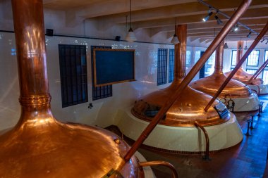 Pilsen, Çek Cumhuriyeti, 21 Eylül 2024: Pilsen, Çek Cumhuriyeti 'ndeki Pilsner Urquell bira fabrikasında bakır imal tankları.
