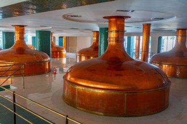 Pilsen, Çek Cumhuriyeti, 21 Eylül 2024: Pilsen, Çek Cumhuriyeti 'ndeki Pilsner Urquell bira fabrikasında bakır imal tankları.