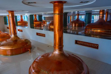 Pilsen, Çek Cumhuriyeti, 21 Eylül 2024: Pilsen, Çek Cumhuriyeti 'ndeki Pilsner Urquell bira fabrikasında bakır imal tankları.